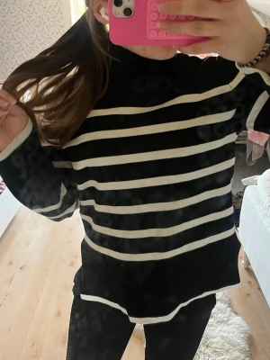 Randig turtleneck - Super snygg randig turtle neck tröja från hm i storlek xs!! Bra skick andvändr fåtal gånger💗