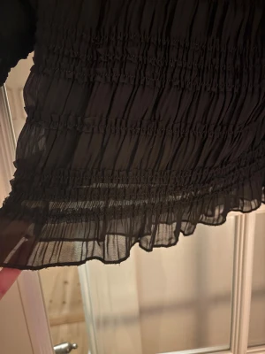 Blus från Nelly  - Svart blus från Nelly i storlek S. Endast använd 1 gång. I fint skick!