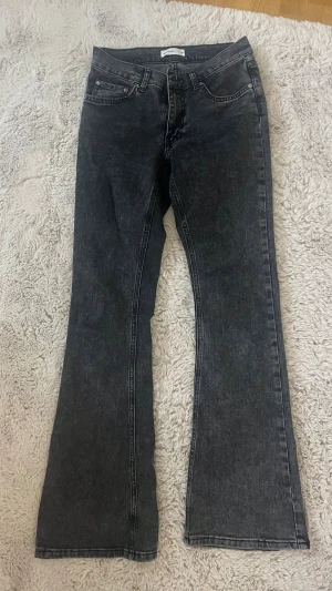Svarta bootcut jeans från Gina Tricot - Säljer ett par svarta bootcut jeans från Gina Tricot med klassisk femficksmodell och låg/ medelmidja. Knappt använda.