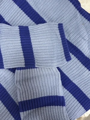 Blå- och ljusblå randig stickad tröja - Säljer en stickad tröja från Selected Femme i ljusblått med breda mörkblå ränder. Tröjan har rund halsringning och grovstickad struktur. Perfekt för dig som gillar en avslappnad och trendig look.