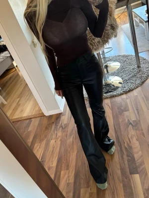 Svarta byxor  - Svarta utsvänga byxor i konstläder, endast testade, alldeles för långa på mig som är 163cm 🤎 ▪️ TikTok: Ginise ✨ 