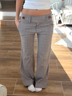 Lågmidjade vintage byxor  - Storlek ”36” på etikett, Uppskattar dock den till en storlek XXS/XS. Rakt över midjemått: 34cm. Innebenslängd: 72cm. Skickas inom 24h. Se liknande plagg i min profil!