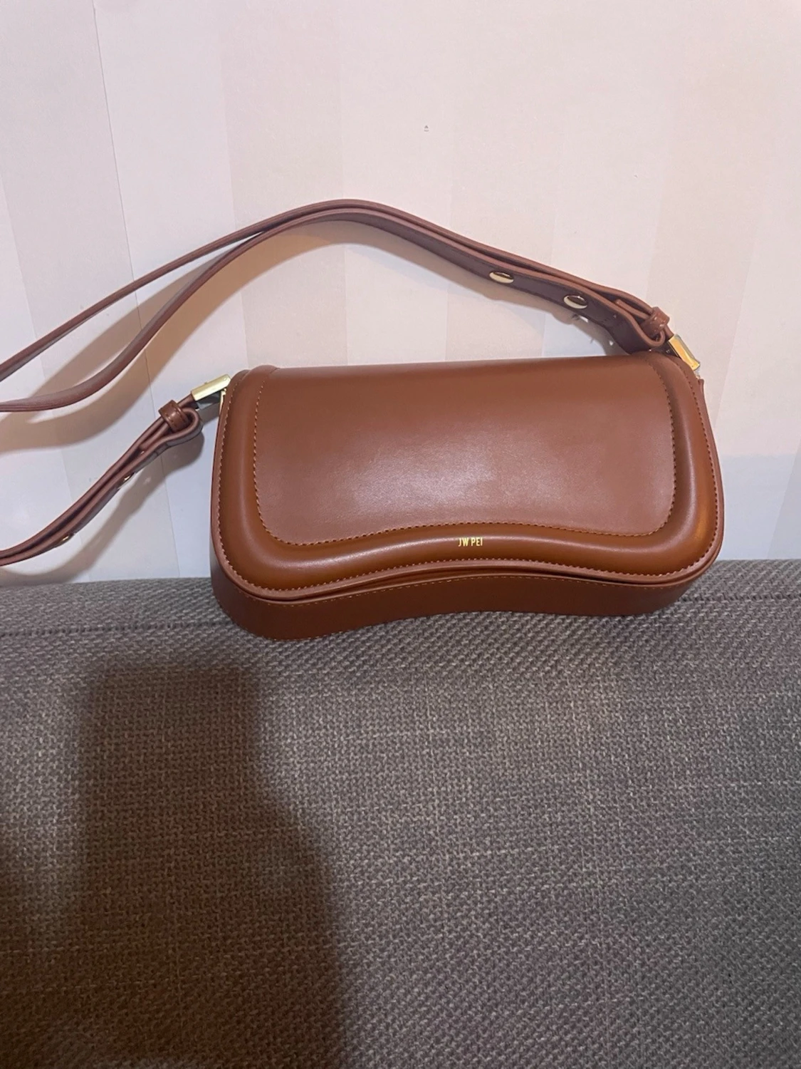 Brun axelremsväska från JW PEI - 3