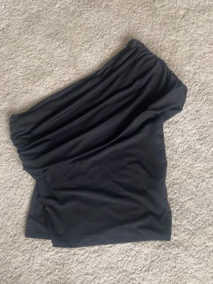 One shoulder topp - Säljer denna svarta oneshoulder toppen ifrån h&m, perfekt till fest!💕💗
