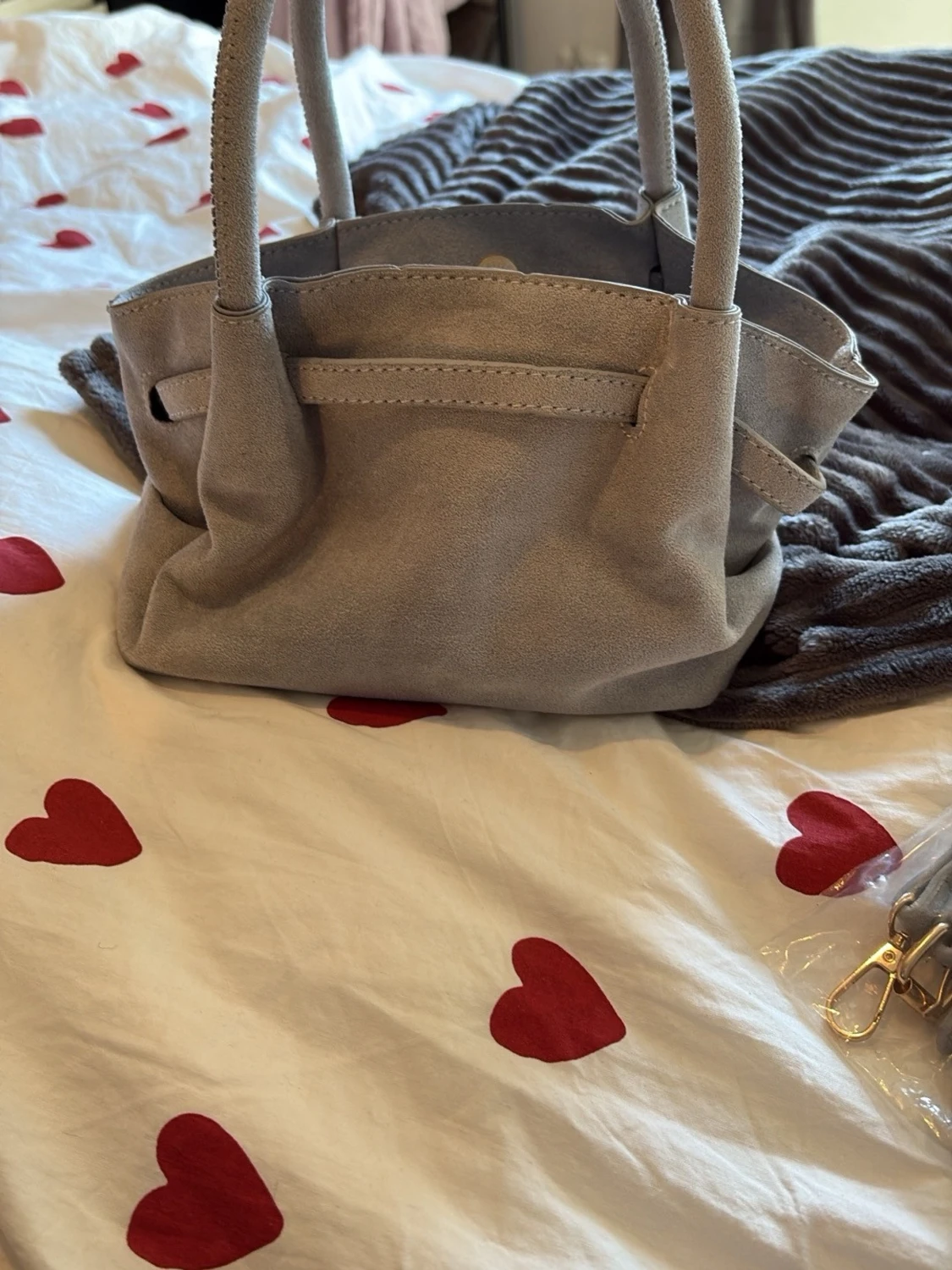 Ljusgrå handväska i mockaimitation - 2