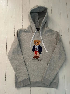 Ralph Lauren polo bear hoodie herr, storlek S  - Hej! Säljer denna riktigt schyssta polo bear hoodie från Ralph Lauren. Den är i storlek M men sitter en storlek litet och passar därför som en S. Den är endast använd någon enstaka gång och är därmed i ett nyskick. Original lappar och påse finns kvar och medföljer naturligtvis vid köp. Jag fraktar alltid snabbt! Mvh