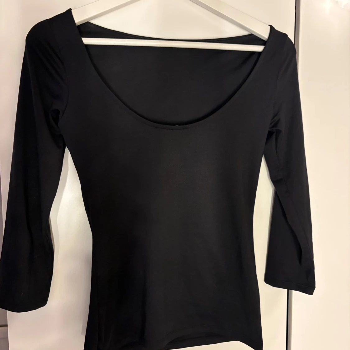 Svart topp med 3/4-ärm och vid ringning - 1