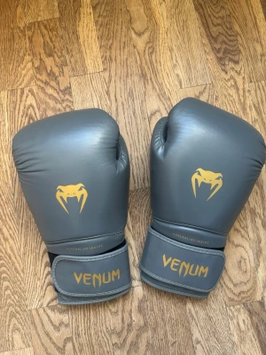 Venum boxningshandskar/thaiboxningshandskar 16 oz - Venum handskar i toppkvalité, har inga defekter eller tecken på användning. Jag säljer dem eftersom jag har ett annat par. 