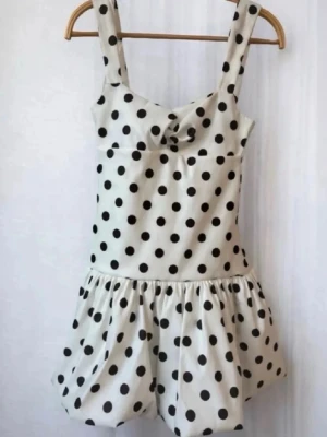 Polka dot klänning från zara - SÖKER!!! Hör gärna av er om ni har en sånhär klänning som ni skulle vilja sälja❤️Köper gärna för 400-500(40-50€)! 
