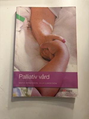 Palliativ vård kursbok Gleerups - Kurslitteratur i palliativ vård av Maria Bengtsson och Ulla Lundström. Innehåller teori om vård vid livets slut, symtomlindring, etik och bemötande. Perfekt för dig som pluggar vård och omsorg. Några få anteckningar och undersökningar i boken 