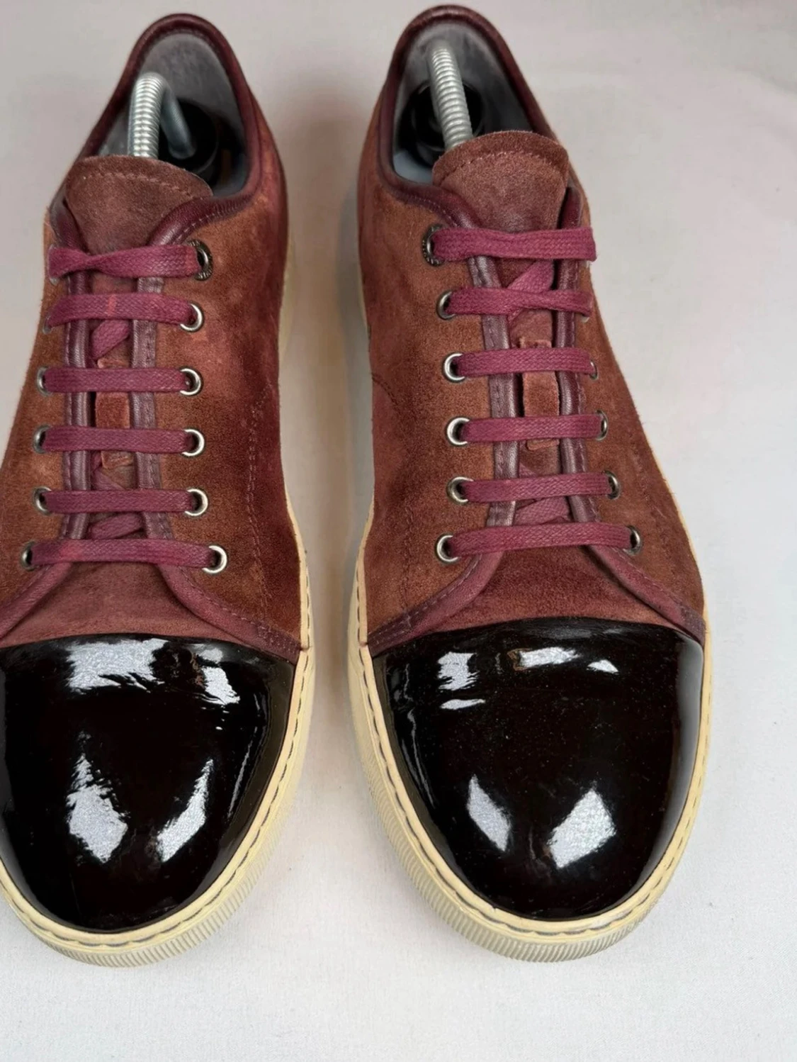 Bruna lanvin sneakers med lackad tå