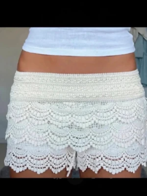 Trendiga spets shorts  - Säljare de trendiga virkade spets shortsen med låg midja, är i nyskick så inga tecken på användning finns. Shortsen har stretch, passar mig som har S men borde inte vara några problem om man har XS eller M 💕