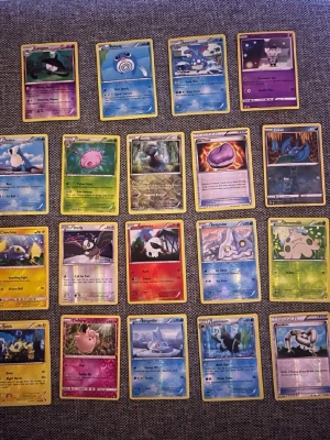 250 st Pokémonkort, Holo, Rare, Jumbo mm - 3 st Jumbo kort  19 st Holo 36 st Rare (svart stjärna) 90 st Uncommon (svart diamant) 53 st Trainerkort ( ej med på bilderna då man bara fick ha 7 bilder) Bild finns om man önskar.  50 st Energykort   Sammanlagt 250 kort i fint skick, kan finns något skav på någon kant eller hörn. Dubbletter finns.  Alla är äkta.