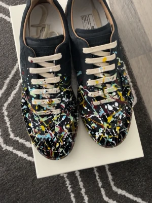 Maison Margiela paint splatter gats - Ett par schyssta Maison Margiela paint splatter Gats i storlek 44, Har även kvitto