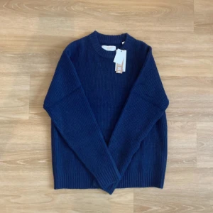 Mörkblå stickad från jack & jones  - Säljer denna stickade tröja,10/10 i kvalitet, m men passar mer som en L 