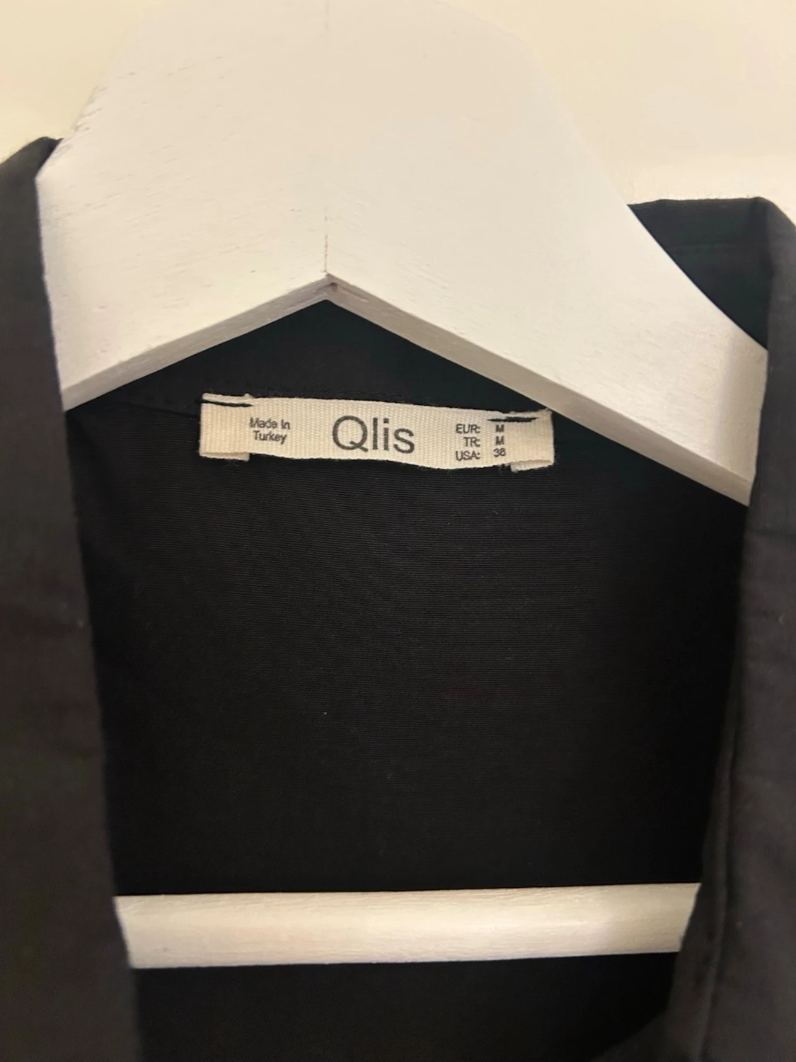 Svart väst med pärldetaljer från qlis  - 2