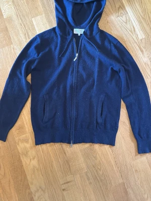 Kashmir zip hoodie - Mörkblå kashmir zip i storlek xs 