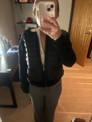 Moncler cardigan svart  - Svart moncler cardigan med två små hål som är ihop sydda (se bild 4 & 5) 