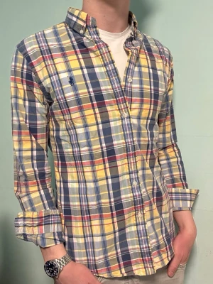 Rutig Ralph Lauren skjorta – M slim fit - Säljer denna stilrena och snygga rutiga Ralph Lauren skjortan. Skjortan är i mycket bra skick. Storlek M slim fit. Har du några frågor? Tveka inte att höra av dig. Allt gott från Deluxe garderoben ⭐️ 