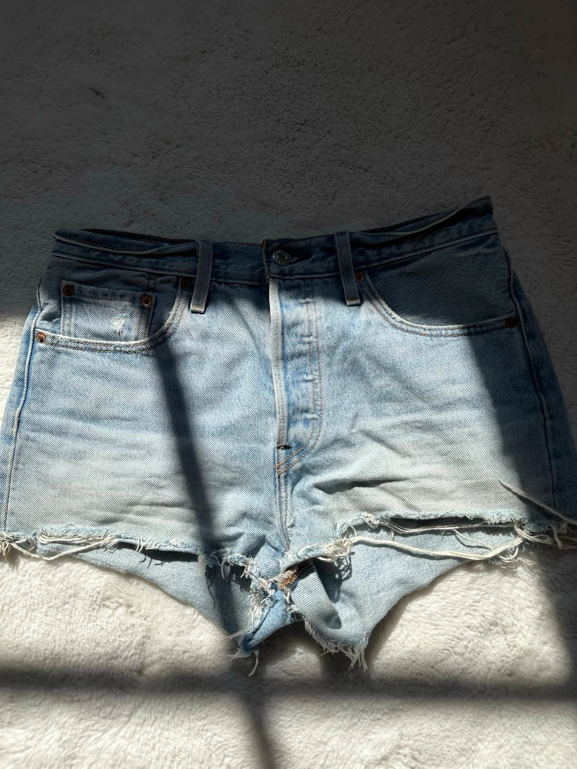 Ljusblåa högmidjade jeansshorts