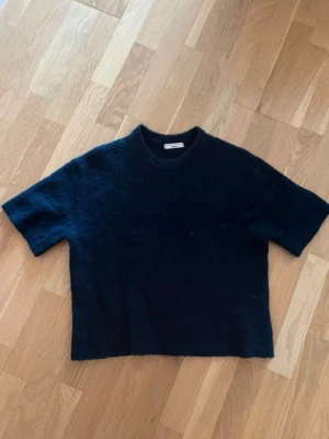 Marinblå stickad tshirt - Superfin, använt 1 gång, anledningen till att jag säljer är för att den ej kommit till användning då jag har en massa andra liknande☺️