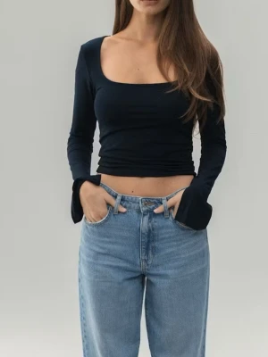 Mörkblå långärmad croppad topp - Trendig mörkblå långärmad topp med croppad passform, fyrkantig ringning. Tillverkad i mjuk bomull som sitter skönt mot kroppen. Perfekt att styla med jeans eller kjol för en clean look.