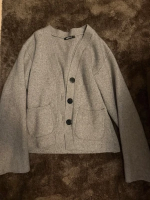 Gardigan - Gina tricot cardigan . Storlek M . Används några gånger.