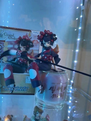 Fate grand order anime figure noodle stopper gameprize  - Fate/Grand Order - Katsushika Hokusai - Noodle Stopper Figure - Foreigner (FuRyu) 14cm  Kommer med sin original förpacking.  Tyvärr har hennes hår bun gått sönder och åkt av, samt en utav pinsen. Men jag skickar med den såklart utifall du vill limma