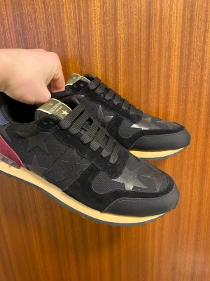 Valentino Rockrunner - Säljer ett par Valentino Rockrunners i mycket bra skick, skorna är perfekta nu på vintern när det är kallt och snö eftersom att dom är varma och tål vatten bättre än andra sneakers. Skorna är i storlek 42, box och dustbag ingår. Ifall du vill ha fler bilder eller mer information så är det bara att skriva. Kan gå ner i pris vid snabb affär.