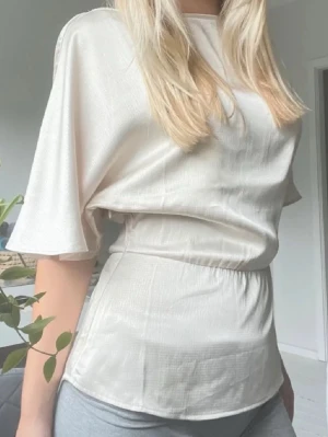 Satinblus  - Satinblus från H&M. Första bilderna är i dagsljus och den sista i mörkare ljus. 🤍 Sparsamt använd