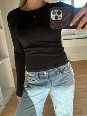 Snygg långärmad tröja  - Aldrig kommit till någon användning, alltså helt som ny, lite genom skinlig och samma material ”runt” hela tröjan 🤩 passar även S & M 