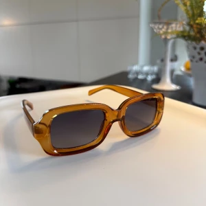 Bruna rektangulära solglasögon Zign - Snygga solglasögon från Zign med rektangulära bågar i transparent brun och mörkt glas🤎⭐️
