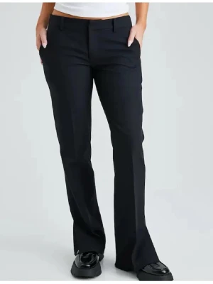 Svarta kostymbyxor med pressveck - Snygga svarta kostymbyxor. Byxorna har hällor för skärp och diskreta sidofickor. Perfekta för en stilren och modern look. Materialet ser ut att vara en klassisk kostymblandning som ger en dressad känsla. Passar inte mig längre. 