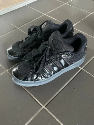 Nya svarta Adidas sneakers  - Svarta adidas Campus 00s sneakers i storlek 41 1/3, i princip oanvända. 