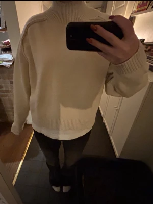 Stickad tröja - Stickad tröja, strl xl men väldigt liten i storlek (jag bär S/M för referens)