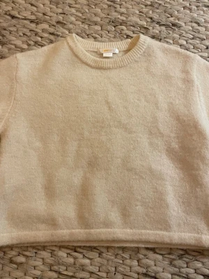 Beige stickad tröja Gina Tricot - Mysig beige stickad tröja från Gina Tricot. 