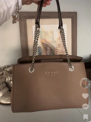 Guess väska - underbar brun väska från guess. jättefint skick, pris går att diskutera och har rabatter vid köp av bundles 💓