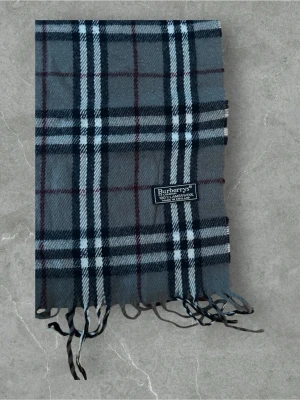 Burberry Halsduk Gra - 💪🏽Skick:Ny utan prislapp   📐Mått:Längd:139cm:Bred:30cm  📎Material:100%Lambswool  📦Skickar alltid inom 24h  💸Köp fler plagg för att få billigare pris  ✅Äkthetsgaranti