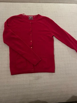 Kashmir kofta - Snygg rosa kofta från Maddison i 100% cashmere. Helt oanvänd och är i storlek S!