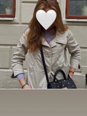 Beige trenchcoat med stora knappar - Super snygg beige vår jacka med tre kvarts armar. Perfekt nu till våren! Kan skicka fler bilder på jackan :)