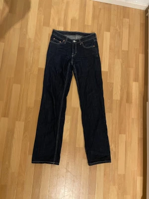 Mörkblå raka jeans med kontrastsömmar (lågmidja)  - Snygga mörkblå jeans med raka ben och ljusa sömmar (lågmidja). I modell: Arrow, från weekday🌸STORLEK: W-24, L-32