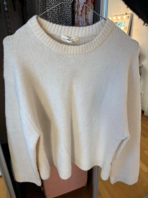 Krämvit stickad tröja - Vit stickad tröja från Gina. 