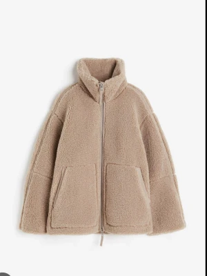 Beige teddyjacka med dragkedja - Mysig beige teddyjacka med hög krage och dragkedja framtill. Slutsåld på hemsidan, väldigt fint skick inga defekter.