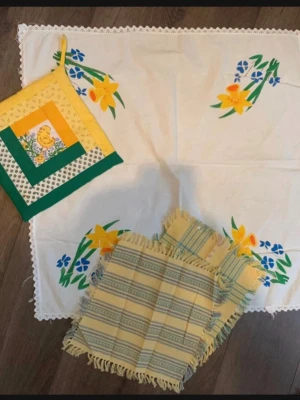 Påsksaker - 1 stor duk, 2 mindre dukar och en grytlapp. Jättefint skick 