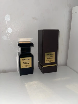 Tom Ford Tobacco Vanille - Tom Ford Tobacco Vanille är en varm och kryddig parfym med toner av tobak och vanilj. Den känns lyxig, mysig och perfekt för kalla dagar eller kvällar. Maskulin parfym som lämnar stort intryck.
