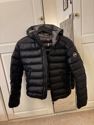 Colmar jacka - supersnygg svart colmar jacka helt utan defekter så ser ut som ny! Säljer då den inte längre kommer till användning. Lite osäker på storleken då de inte står men xs eller s, hör av dig för fler bilder!