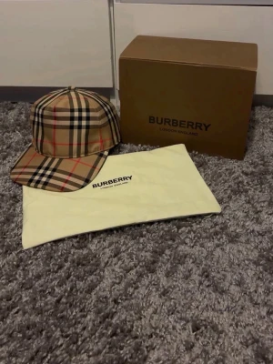 Burberry keps - Alla tillbehör medföljer!