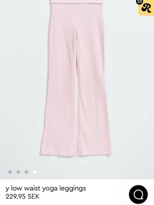 Ljusrosa bootcut leggings - Säljer ett par ljusrosa leggings med låg midja och utsvängda ben. Perfekta för yoga eller chill outfits. Inte använda särskilt många gånger. Inga synliga defekter heller.