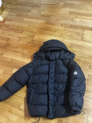 Vinter jacka moncler - Snygg vinter jacka med märke på armen.