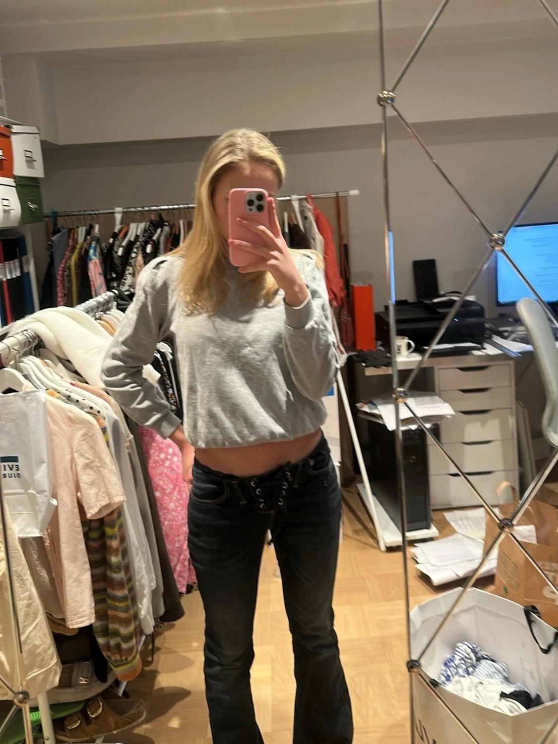 Grå croppad sweatshirt - 1